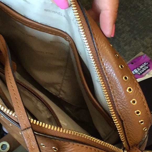 Michaels Kors,  detailed suede and leather handbag with rivets on  bag and strap - Picture 6 of 6